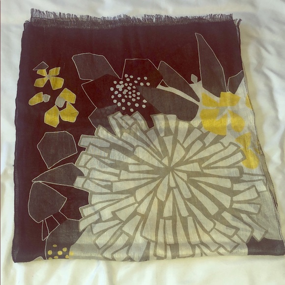 SOLD Spring scarf - Picture 2 of 5